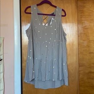 Torrid NWT- tunic with gold hearts, lattice detail